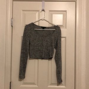 grey long sleeve shirt